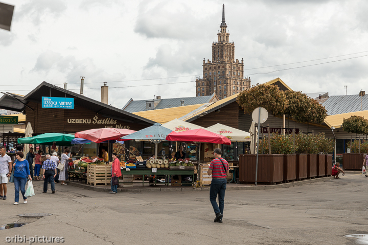 *Großer Markt in Riga in und vor mehrerer riesiger Hallen*<br><br>Fast wie in Zentralasien<br><br>