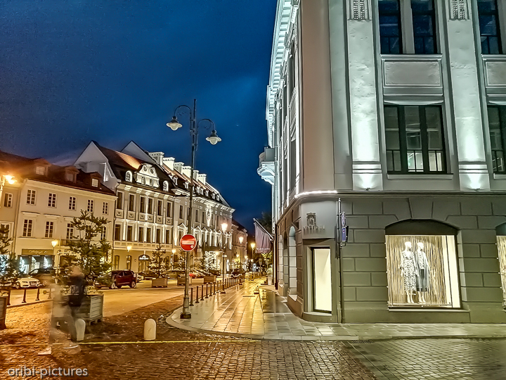 *Vilnius*<br><br>Die Straßenführung hat uns viele Nerven gekostet. Um zu unserer Ferienwohnung im Stadtinneren, in einem Hinterhof zu gelangen, haben wir eine Stunde lang ein Dutzend mal die gleiche Runde gedreht. Das rückwärts Einparken in eine schmale Hofeinfahrt von einer 2m Autospur mit Bordsteinkanten mit 4 Fahrrädern auf der Anhängekupplung war besonders spannend.<br><br>
