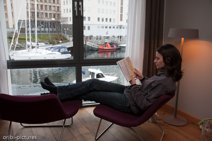 *Reisevorbereitung*<br><br>Besonders bei Regen lässt es sich in den komfortablen Hotels Norwegens wunderbar entspannen und die nächste Route planen.<br><br>