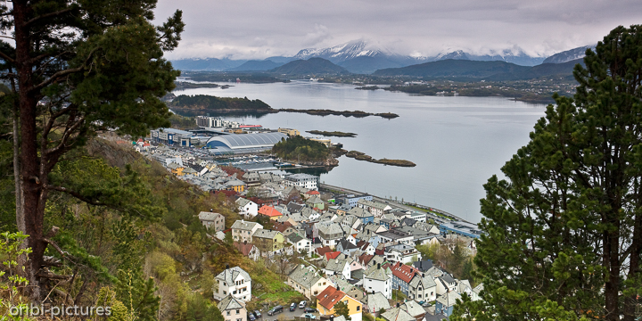 *Alesund vom Aksla*<br><br>Vom Aksla hat man einen fabelhaften Blick auf die bunte Stadt Alesund.<br><br>
