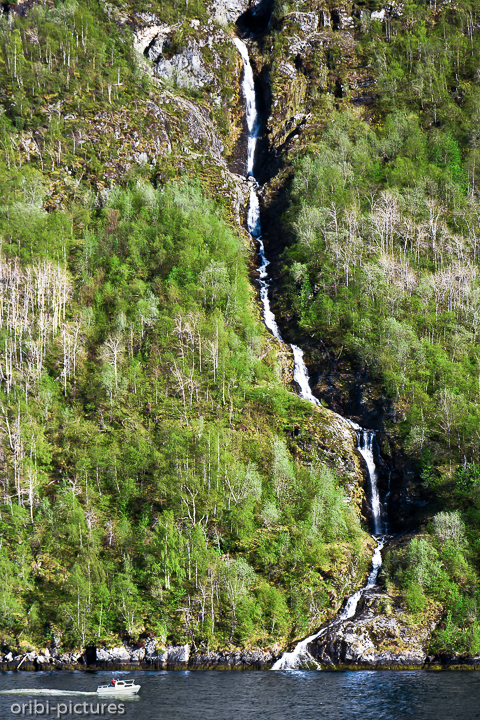 *Am Geirangerfjord*<br><br>Ob per Boot oder Kajak - man kommt nah an die Wasserfälle heran.<br><br>