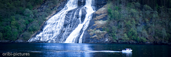*Bootsausflug*<br><br>zu einem der zahllosen Wasserfälle in den Fjorden.<br><br>