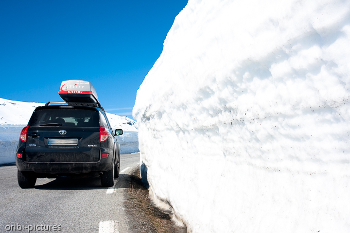 *Schneewände*<br><br>2 m türmen sich die Wände noch Ende Mai am Straßenrand auf. Trotzdem gibt es keine Frostschäden auf dem Asphalt.<br><br>