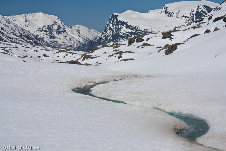 *Eisblauer Bach*<br><br>Er bahnt sich durch die Schneelandschaft seinen Weg<br><br>