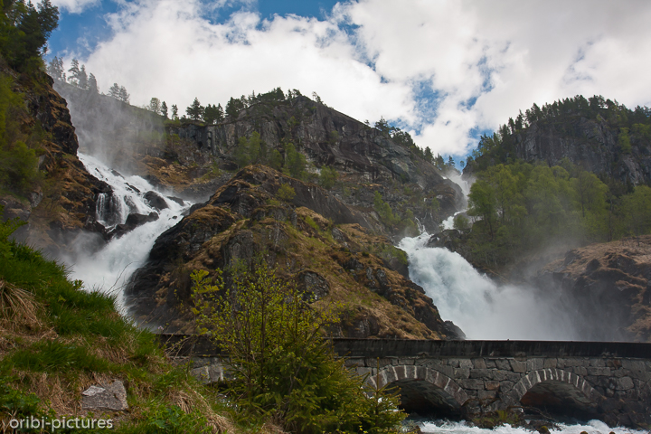 *Latefossen I*<br><br>Zwillingswasserfall mit einer Gesamtfallhöhe von 165 m.<br><br>