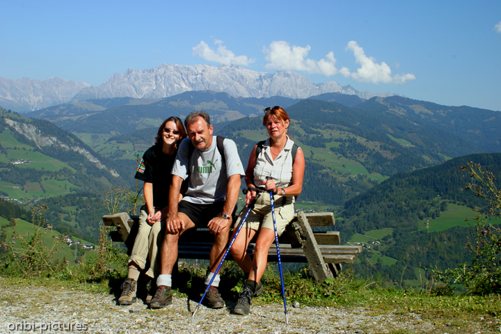 *Anfang des Jahrtausends im Salzburger Land*<br><br>Sandra und ihre Eltern in Österreich<br><br>
