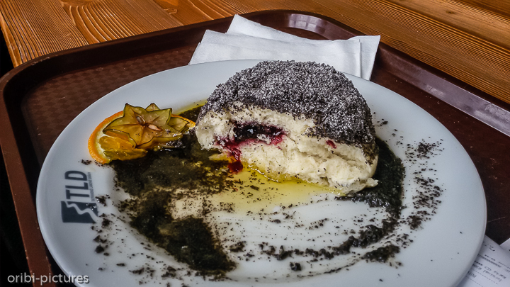 *Gefüllter Hefekloß mit*<br><br>ganz viel Butter und Mohn<br><br>