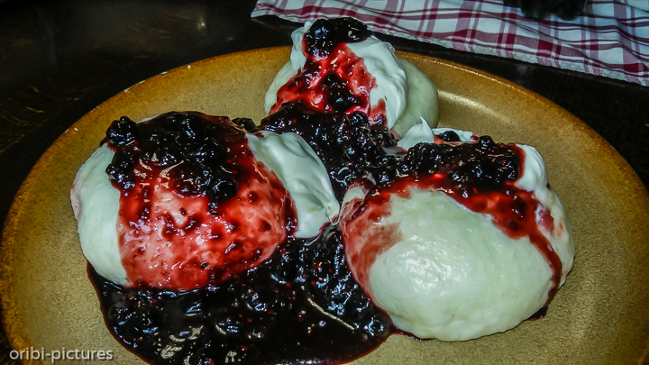 *Hefeklöße mit Blaubeeren*<br><br>eine Stärkung zwischendurch<br><br>