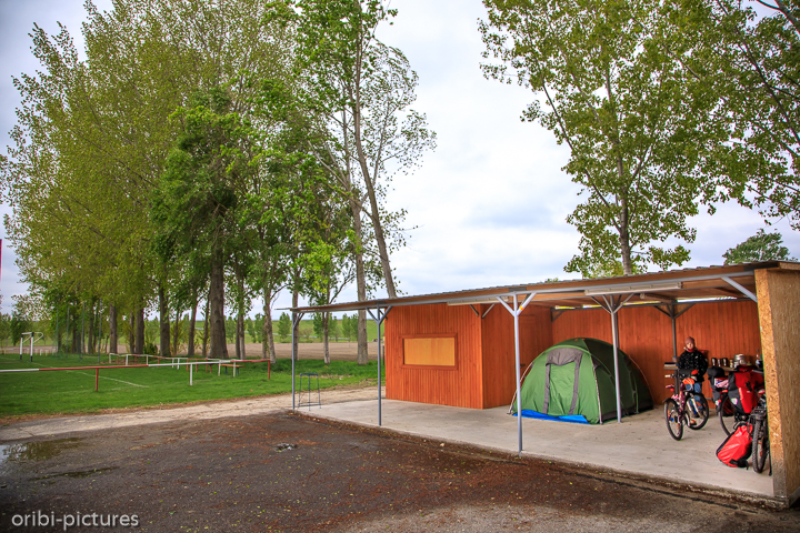 *Wind- und Regenschutz*<br><br>auf einem Sportplatz als Zwischenübernachtung<br><br>