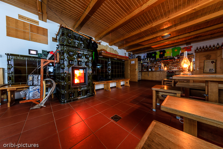 *Restaurant*<br><br>Aufenthaltsraum in der Rysy-Hütte<br><br>