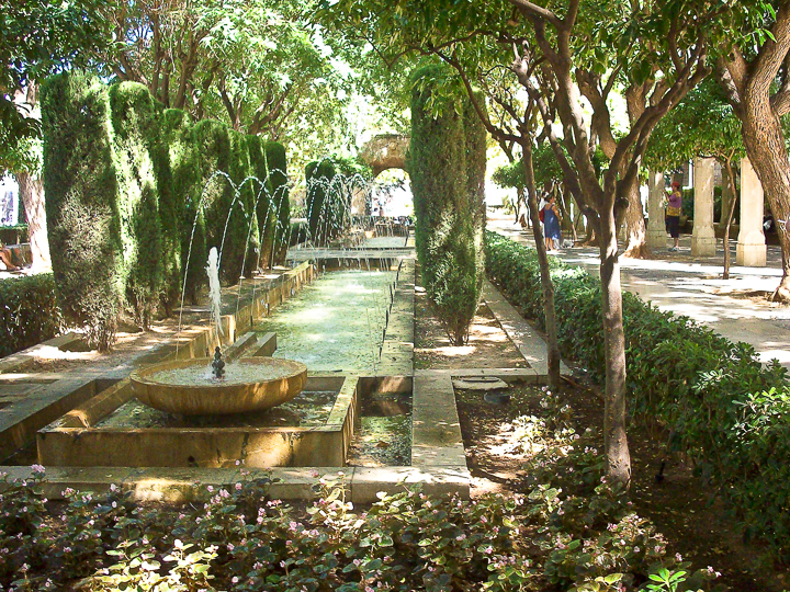 *Brunnen*<br><br>Der Brunnen liegt in einem kleinen Park unterhalb der Kathedrale von Palma de Mallorca.<br><br>
