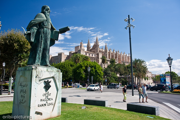 *Kathedrale La Seu II*<br><br>Die mächtige Kathedrale aus Sandstein, die Palmas Stadtteil am Wasser dominiert, ist eine der größten und schönsten gotischen Kathedralen der Welt. Innen ist sie wegen ihrer Größe und Proportionen genauso eindrucksvoll und sie verfügt durch den katalanischen Architekten Antonio Gaudí, der die Kirche im frühen 20. Jahrhundert umbaute, über mehrere hervorstechende Merkmale.<br><br>
