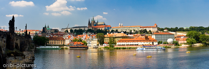 *Prag - Blick über die Moldau*<br><br>Der mit 440 km längste Fluss Tschechiens ist ein Nebenfluss der Elbe und durchfließt als großer Strom die Innenstadt von Prag.<br><br>