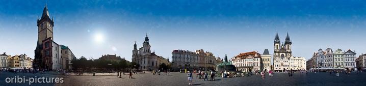 *Prag - Altstädter Ring - 360° Panorama*<br><br>Der Altstädter Ring ist der zentrale Marktplatz der Prager Altstadt. Er nimmt mehr als 9.000 qm ein. Das historische Rathaus, die Teynkirche, die Hussitenkirche St. Niklas in der Altstadt, das Palais Kinský, das Haus Zur Steinernen Glocke und andere sehenswerte Gebäude umgeben den Platz. Inmitten des Altstädter Rings steht das Denkmal für Jan Hus. In den Kellern der Häuser, welche diesen Platz umgeben, sind romanische und gotische Grundmauern zu finden. Darauf stehen Renaissance-, Barock- und Rokokohäuser.<br><br>
