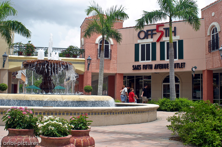 *Outlet*<br><br>In solchen riesigen Outlet-Stores wird Jeder gewiss jeder fündig.<br><br>